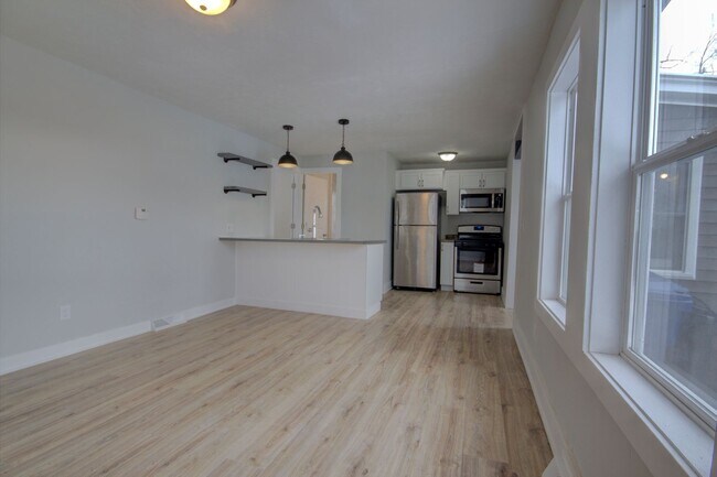 Building Photo - 2 BED 1 BATH HOUSE FOR RENT