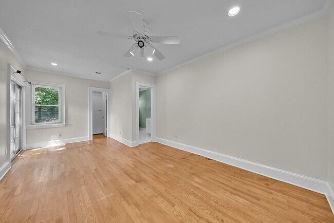 Building Photo - 876 Courtenay Dr NE