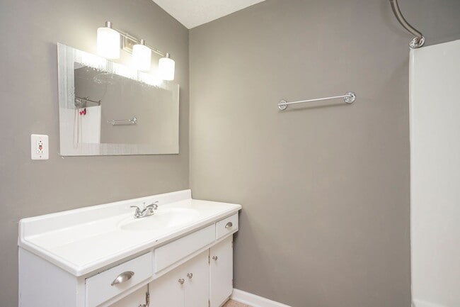 Building Photo - 3 Bed home in Carthage with large basement!