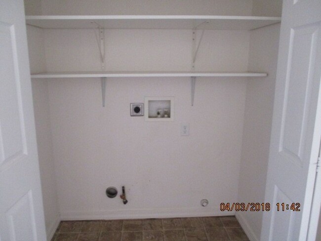 Building Photo - 3 bedroom 2 bath Twin Home - Pets considered!