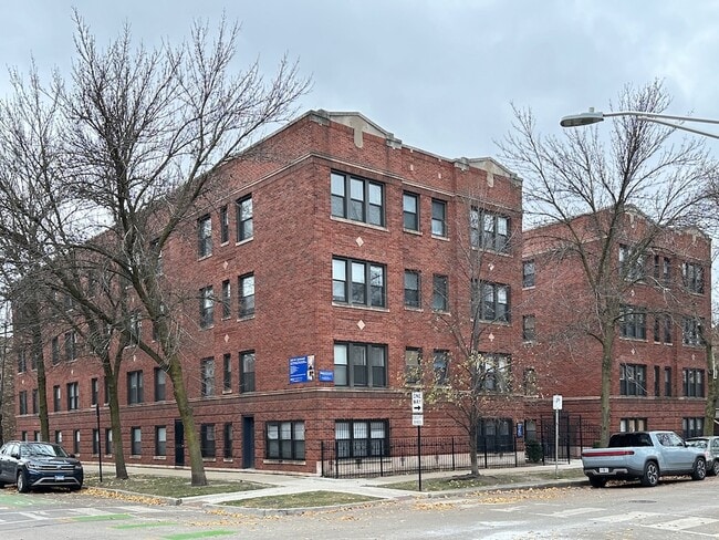 Building Photo - 2208 W Eastwood Ave