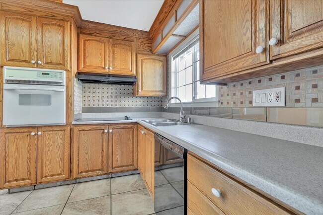 Building Photo - 43585 Montrose Ave