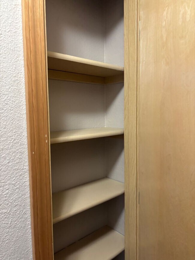 Building Photo - 1ST  FULL  MONTH'S  RENT  FREE   Pet-friendly Townhouse Near Parks and Downtown Newberg  Showings...