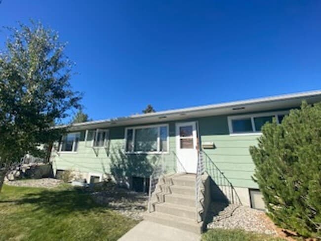 Building Photo - Spacious 2+ Bedroom Lower-Level Apartment ...