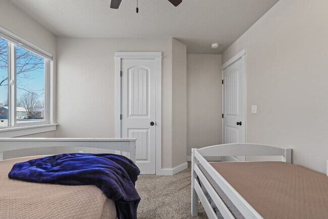 Building Photo - 2549 W Tango Creek Dr