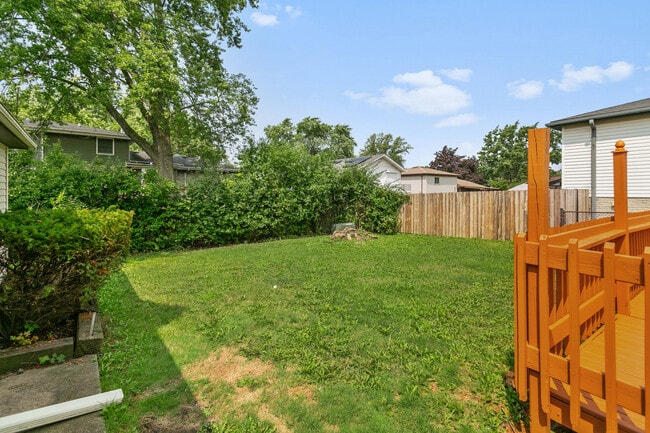 Building Photo - 242 S Harper Ave