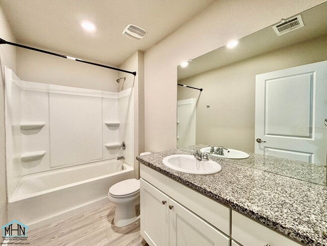 Building Photo - Live in Luxury in this beautiful 3bed/2bat...