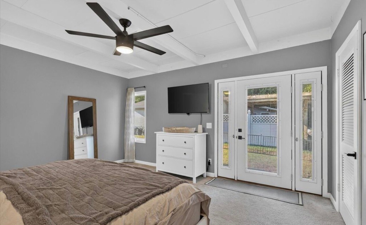 Building Photo - 2027 Island Dr