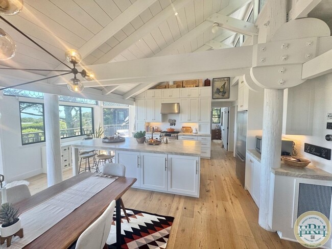 Building Photo - Tranquil & Sun Drenched 3BR|3BR in Heart o...