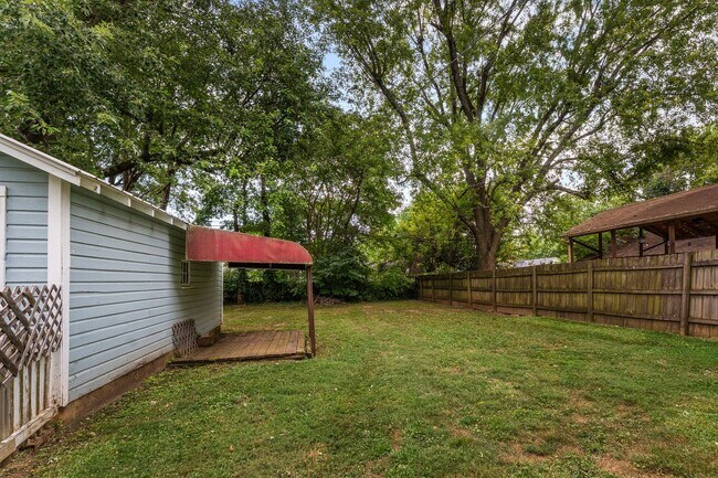 Building Photo - 512 E Cozy St