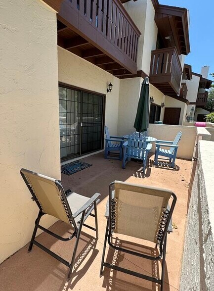 Private patio w dining table. - 10027 Washington Cir
