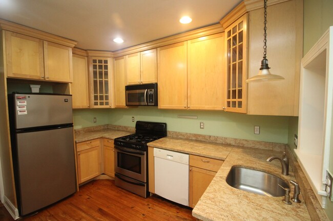Building Photo - Exceptional Upper Fells 2bd/2ba End Rowhom...