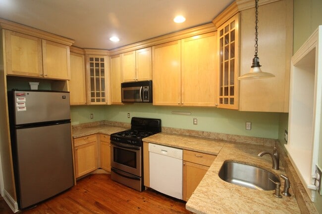 Building Photo - Exceptional Upper Fells 2bd/2ba End Rowhome w/ CAC & Rooftop Deck!--Available 7/15
