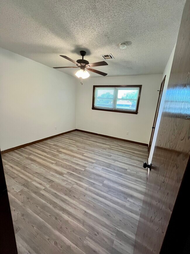 Building Photo - 14731 E 96th St N