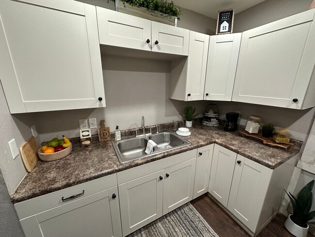 Building Photo - Remodeled 3 bed, 1 bath home for rent.