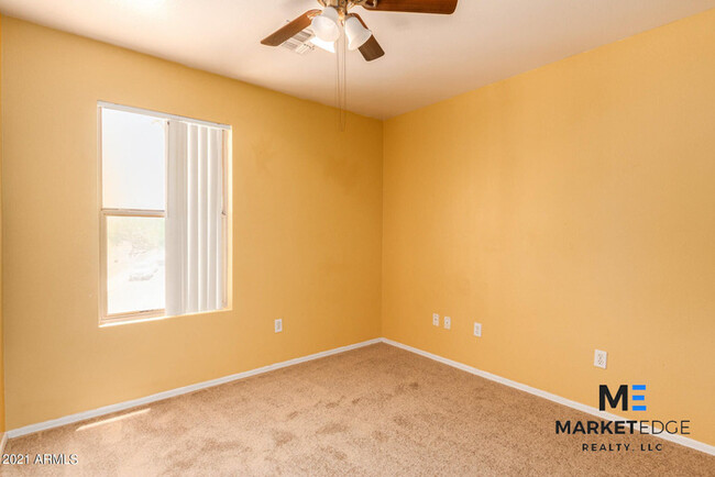 Building Photo - 4Bed/2.5 Bath House in El Mirage! $199 MOV...