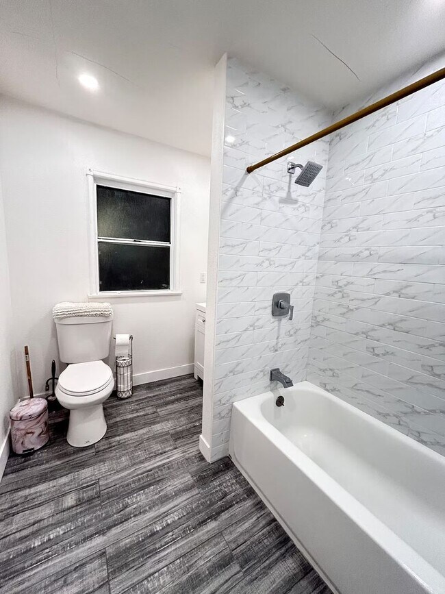 Building Photo - Charming 2-Bedroom Home in Los Angeles
