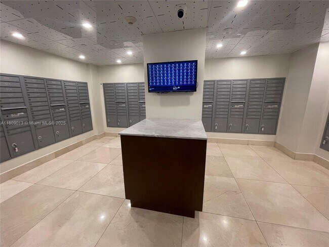 Building Photo - 540 Brickell Key Dr