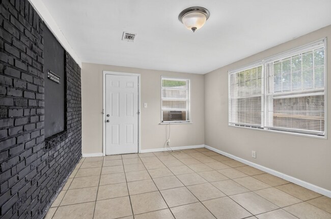Building Photo - Midtown Living with Modern Conveniences – Prime Little Rock Location!