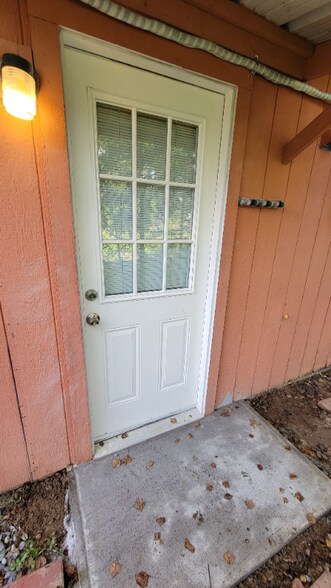 Building Photo - 2100 Hill Top Ct