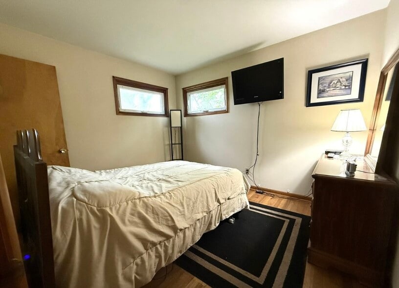 Bed room set up ( old pic) - 18 Ridgecrest Ave