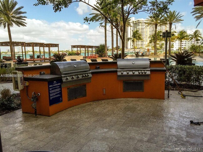 Building Photo - 1500 Bay Rd