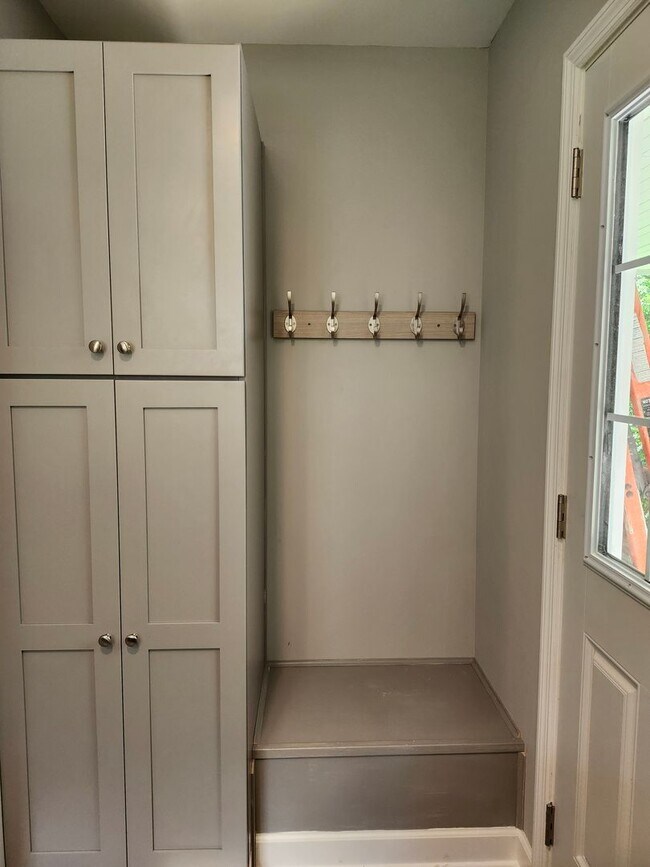 Building Photo - 2 bedroom 1 bath fully updated home in Eas...