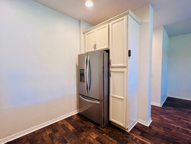 Building Photo - Gorgeous 3 bedroom, 2½ bath, 2 STORY townhome
