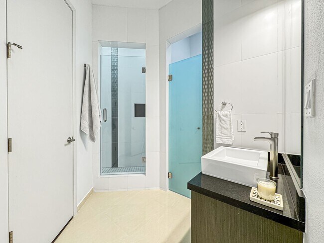 Building Photo - Modern 3-Bed / 3-Bath Home with Pool!