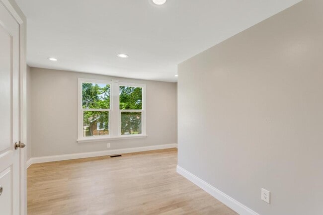 Building Photo - 5404 Nagel Ave