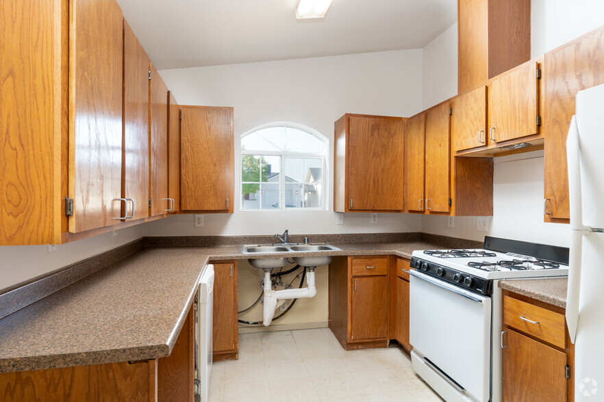 3BR, 2BA- 1,504SF - Kitchen - Ruben Heights