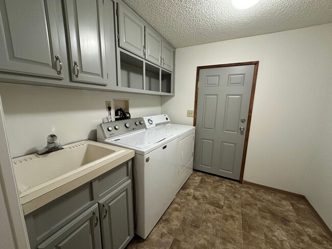Building Photo - 3817 Summit Dr