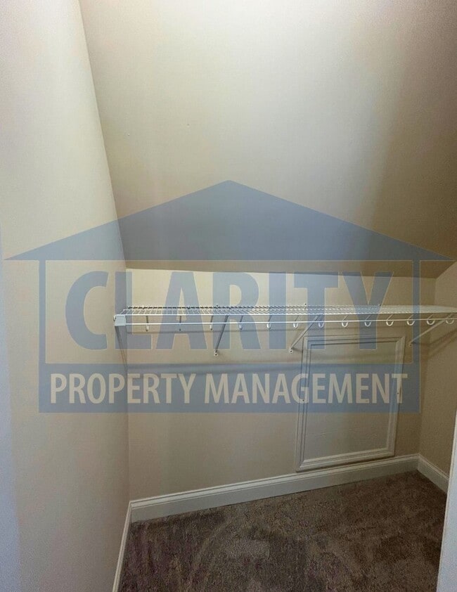 Building Photo - 3 bedroom home w/ fenced in backyard!