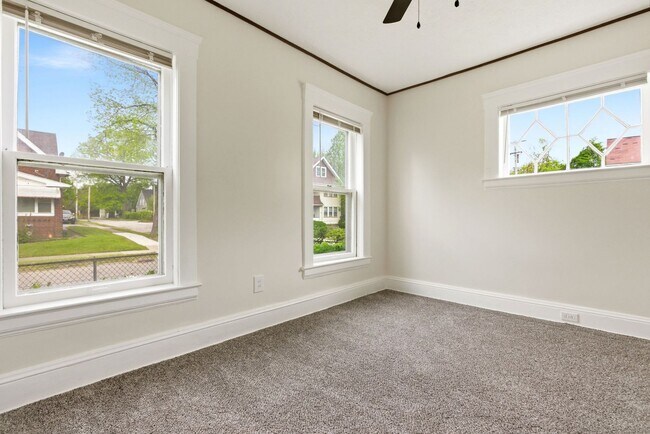 Building Photo - 689 Midland Ave