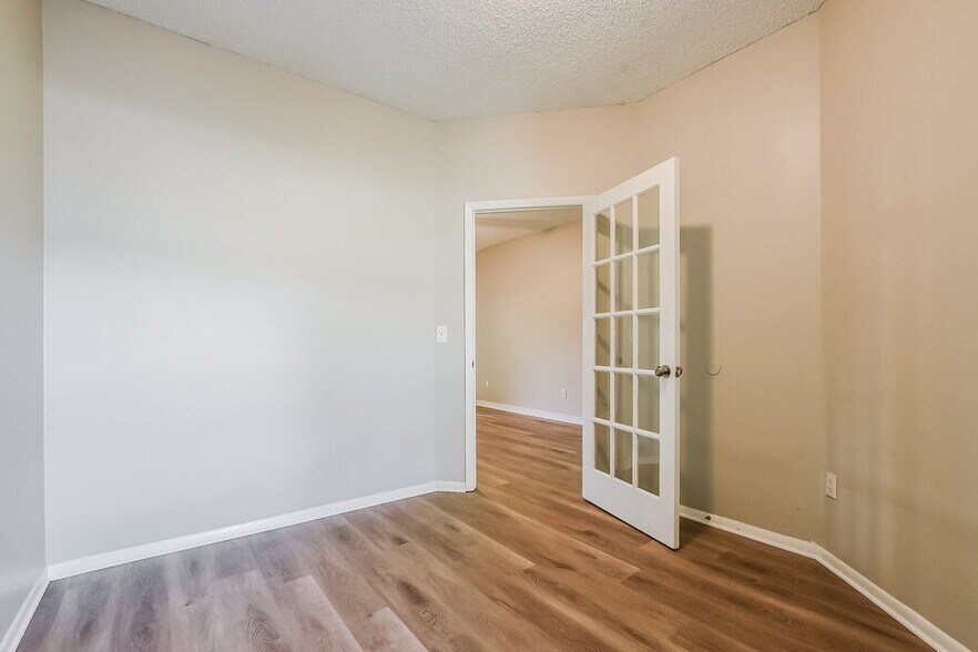 Building Photo - 1012 Hornbeam St