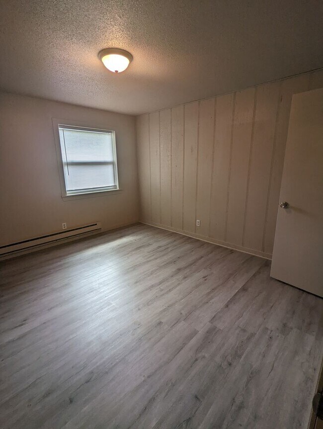 Building Photo - Upstairs 2 Bedroom Apartment