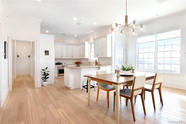 Building Photo - 10 Castle Rd