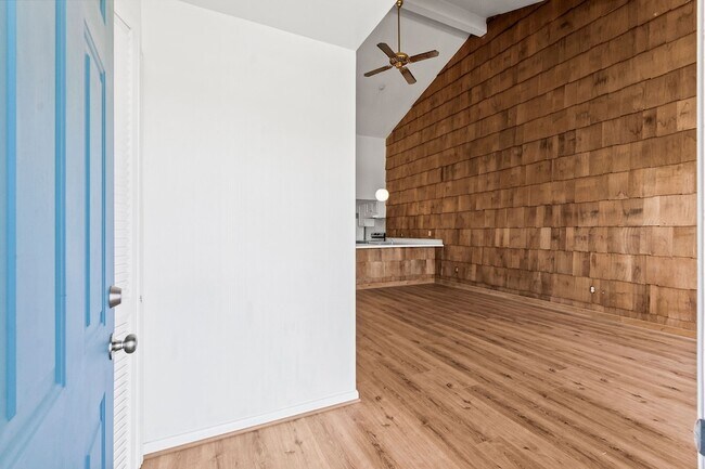 Building Photo - 49 April Point Dr N