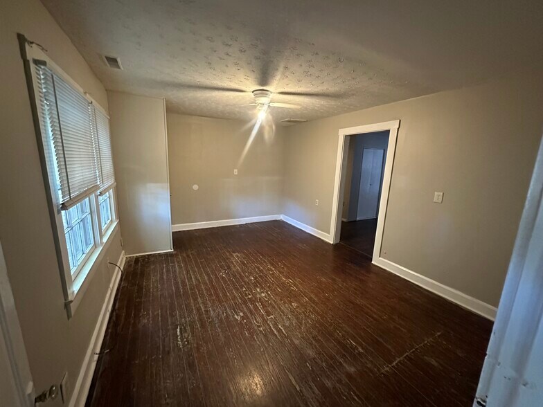 Building Photo - 218 Holmes St