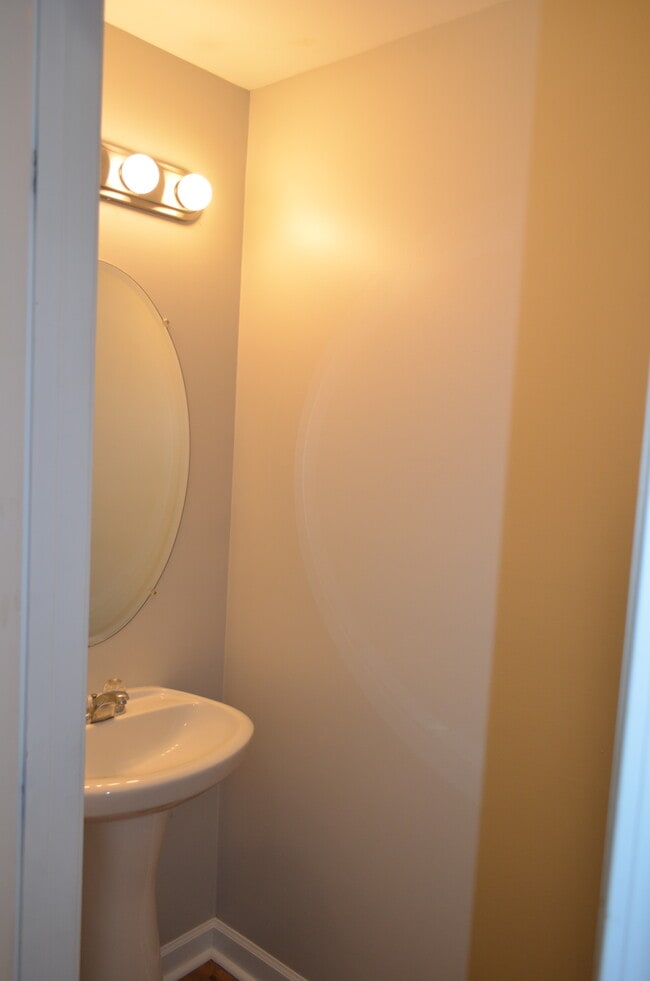 Building Photo - 1401 Peppermint Ln