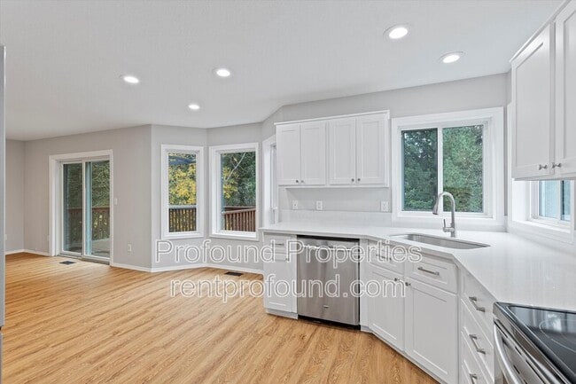 Building Photo - 7533 SW Applegate Dr