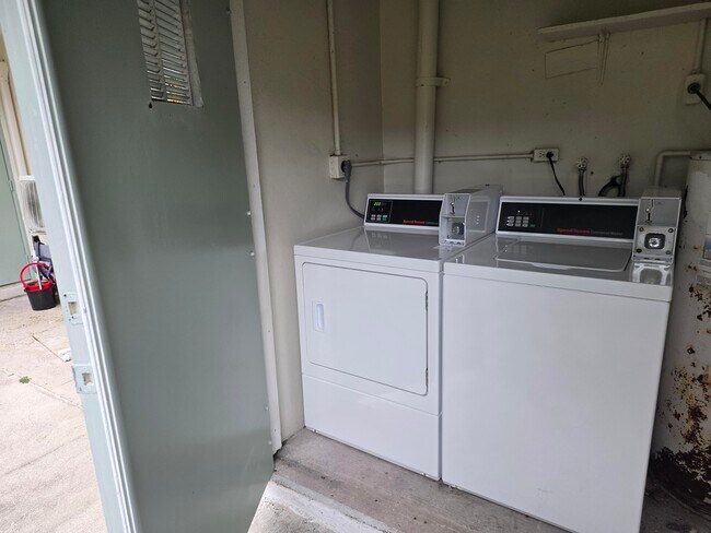 Building Photo - 1810 NE 56th St