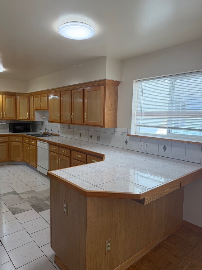 Building Photo - Ranch Style 3 bed, 1-1/2 bath Aurora Home ...