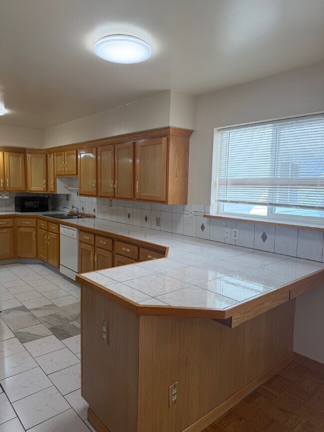 Building Photo - Ranch Style 3 bed, 1-1/2 bath Aurora Home Ready for Move In!