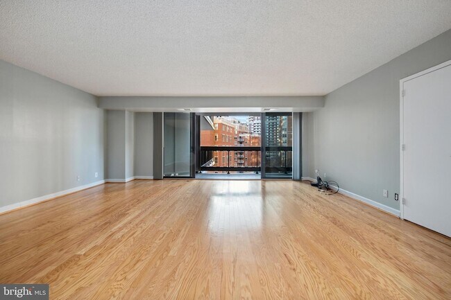 Building Photo - 3800 Fairfax Dr