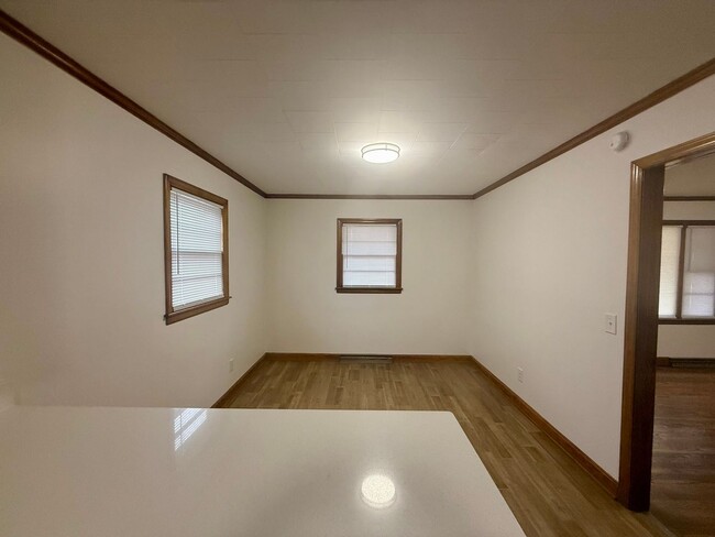 Building Photo - Three bedroom, 1.5 bath house in Burlington