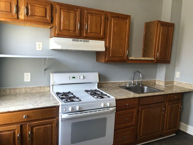 Building Photo - Discover this well-maintained 3-bedroom, 2-bath home in Baltimore, MD,