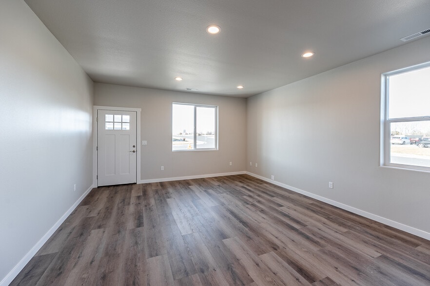 Building Photo - 4075 Quinn Dr NE