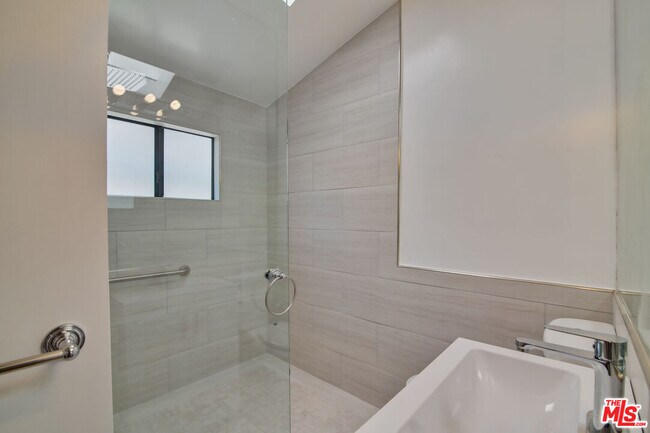 Building Photo - 641 N Martel Ave
