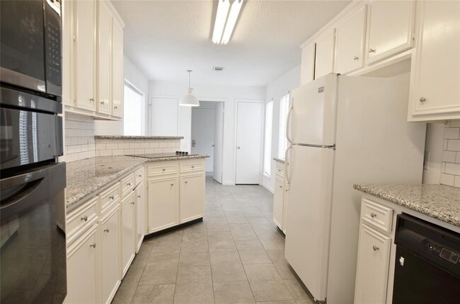 Building Photo - 2023 Woodland Springs St